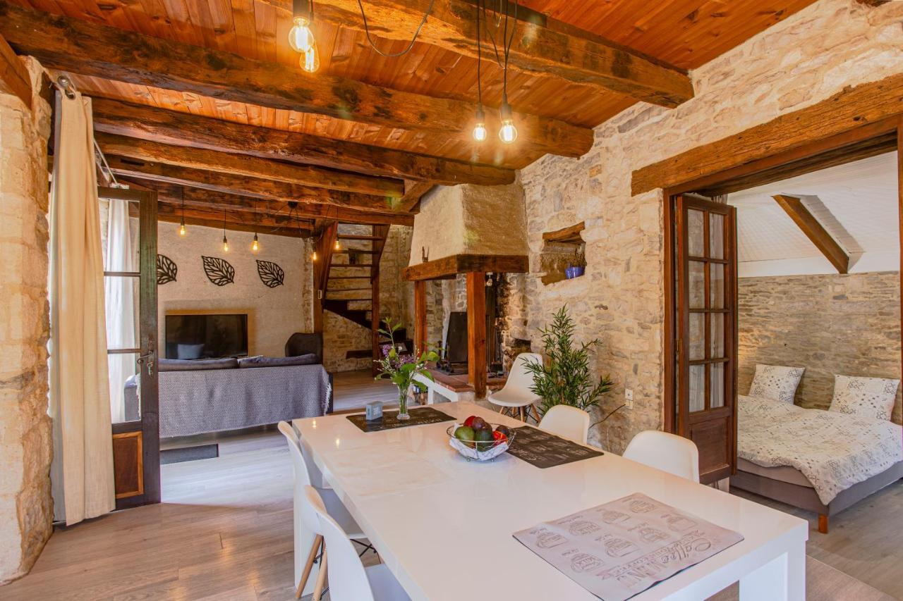 Maison En Pierres Au Coeur Du Village Medieval De Villeneuve Luaran gambar