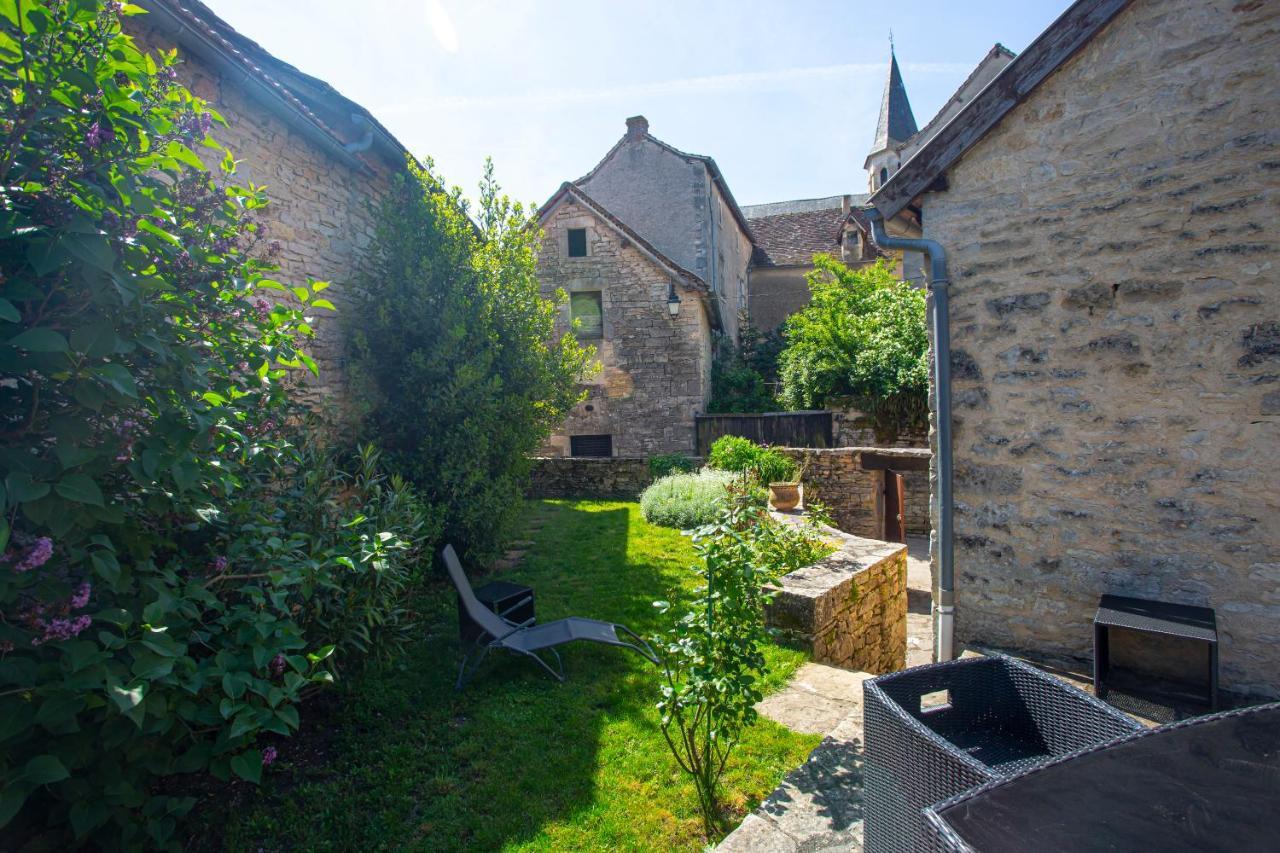 Maison En Pierres Au Coeur Du Village Medieval De Villeneuve Luaran gambar